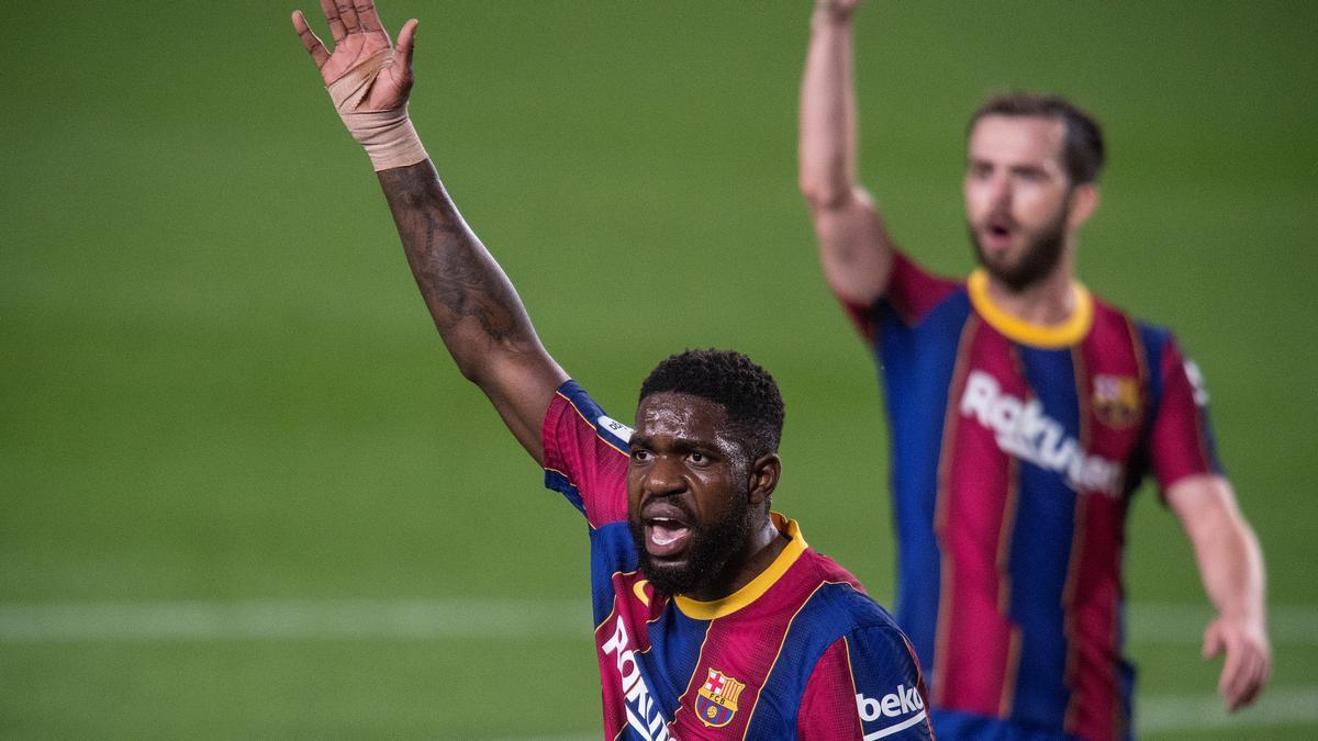 Umtiti y Pjanic, al fondo, reclaman al árbitro.