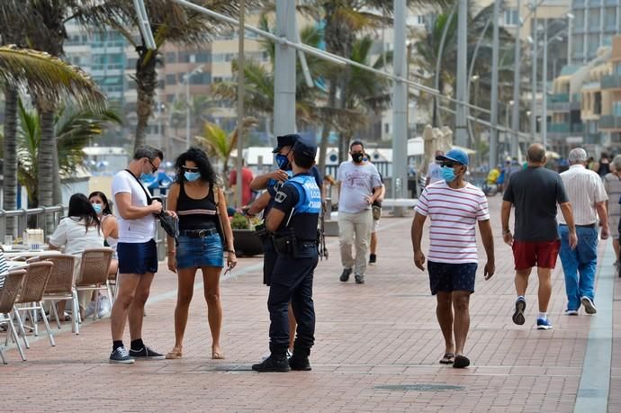 28-08-2020 LAS PALMAS DE GRAN CANARIA. Playa de Las Canteras.  La Policía Local intensifica los controles por las nuevas normativa anti covid. Fotógrafo: ANDRES CRUZ  | 28/08/2020 | Fotógrafo: Andrés Cruz