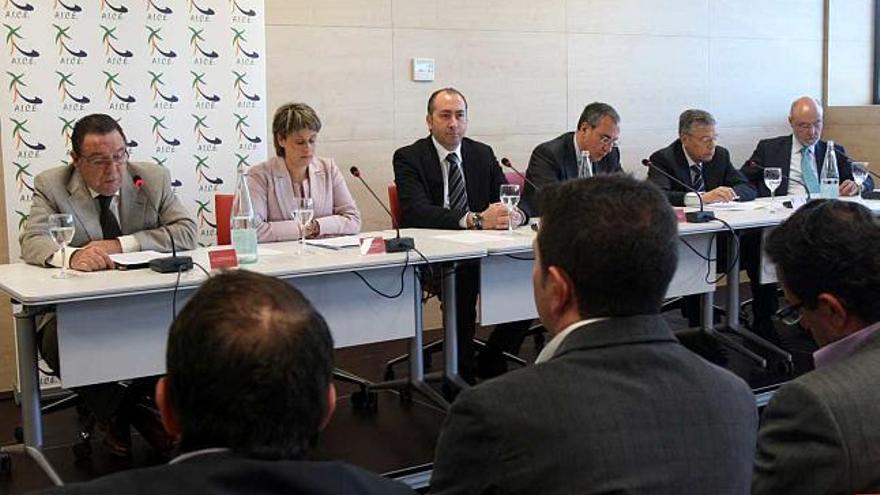 Los representantes de la patronal, Coepa, Generalitat, Cámara de Comercio y el alcalde de Elche, durante el acto