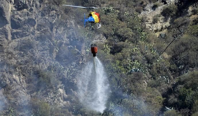 TEJEDA. Incendio en La Cumbre, helicoptero en labores de extición en Tejeda.  | 11/08/2019 | Fotógrafo: José Pérez Curbelo