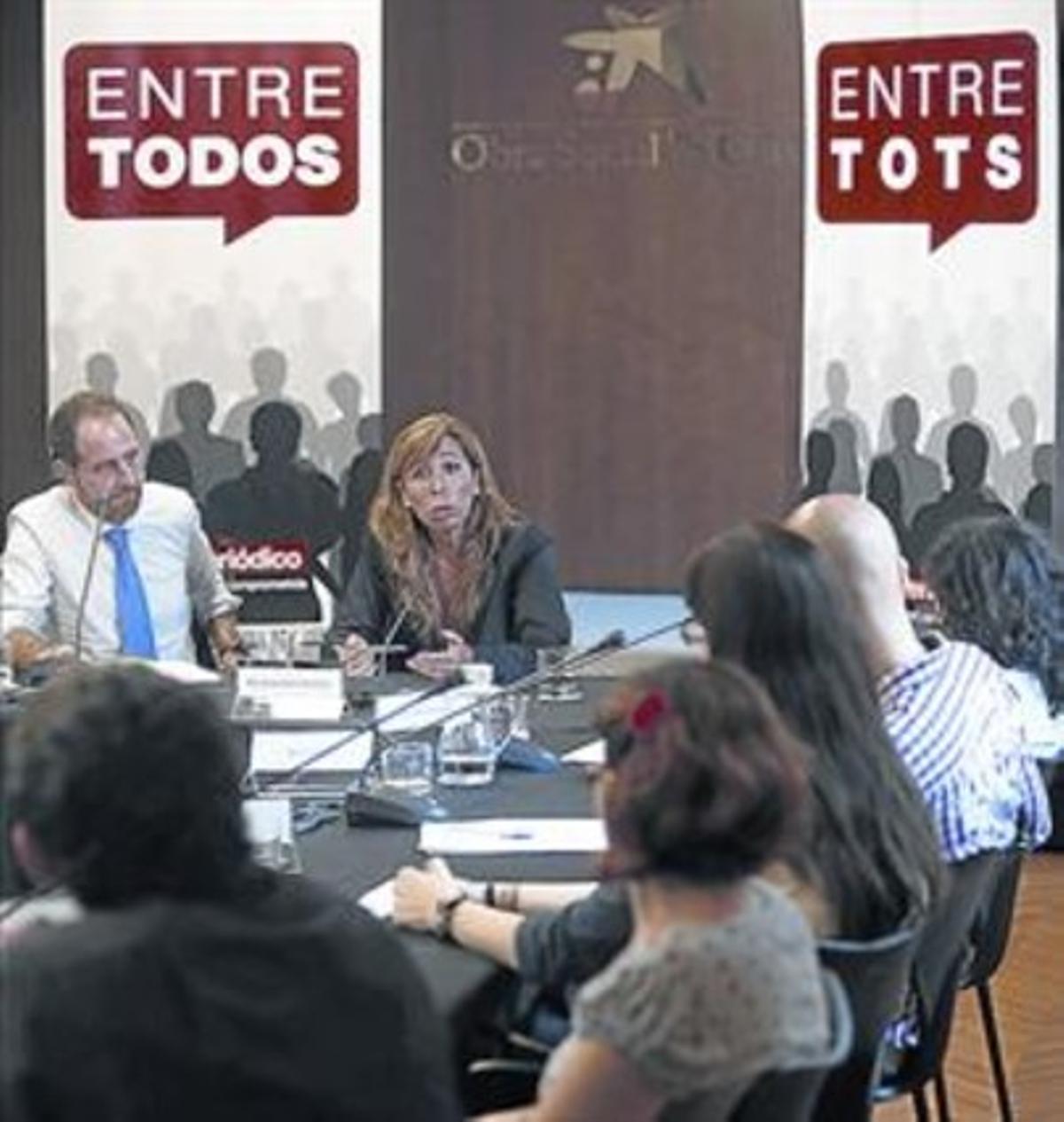 Sánchez-Camacho i Enric Hernàndez, durant el debat.