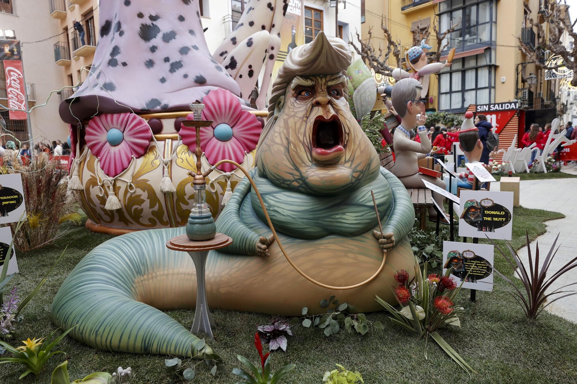 -FOTODELDIA- GRAFCVA6332. VALENCIA, 16/03/2025.- Un ninot que representa al presidente de los Estados Unidos, Donald Trump, caracterizado como el personaje de 'Jabba el Hutt ' se puede ver en la falla del Pilar durante este domingo en el que ya se encuentran montados todos los monumentos falleros. EFE/Manuel Bruque
