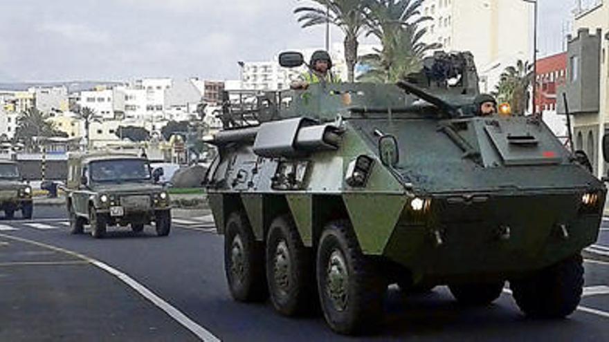 Uno de los vehículos blindados que llegaron al muelle comercial de Puerto del Rosario con destino al Regimiento de Infantería Soria 9.