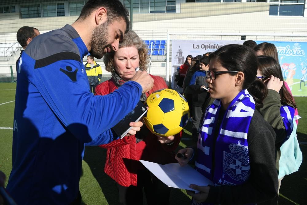 La iniciativa 'Os Nosos Valores-Escolas 110% Branquiazuis' busca transmitir valores deportivistas asociados al mundo del deporte y compartir algunos minutos con los jugadores del Deportivo.