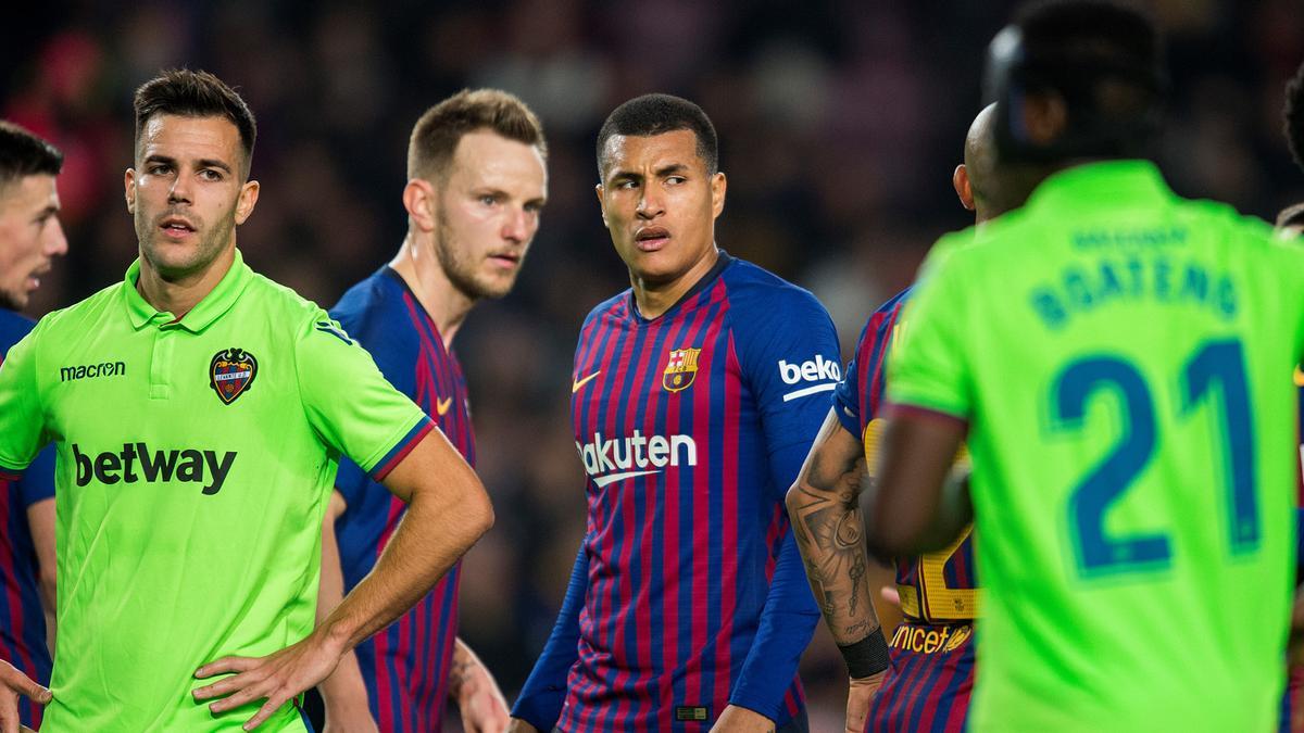 Jeison Murillo espera el lanzamiento de un córner en el Barça-Levante de Copa (2019) junto a Rakitic.