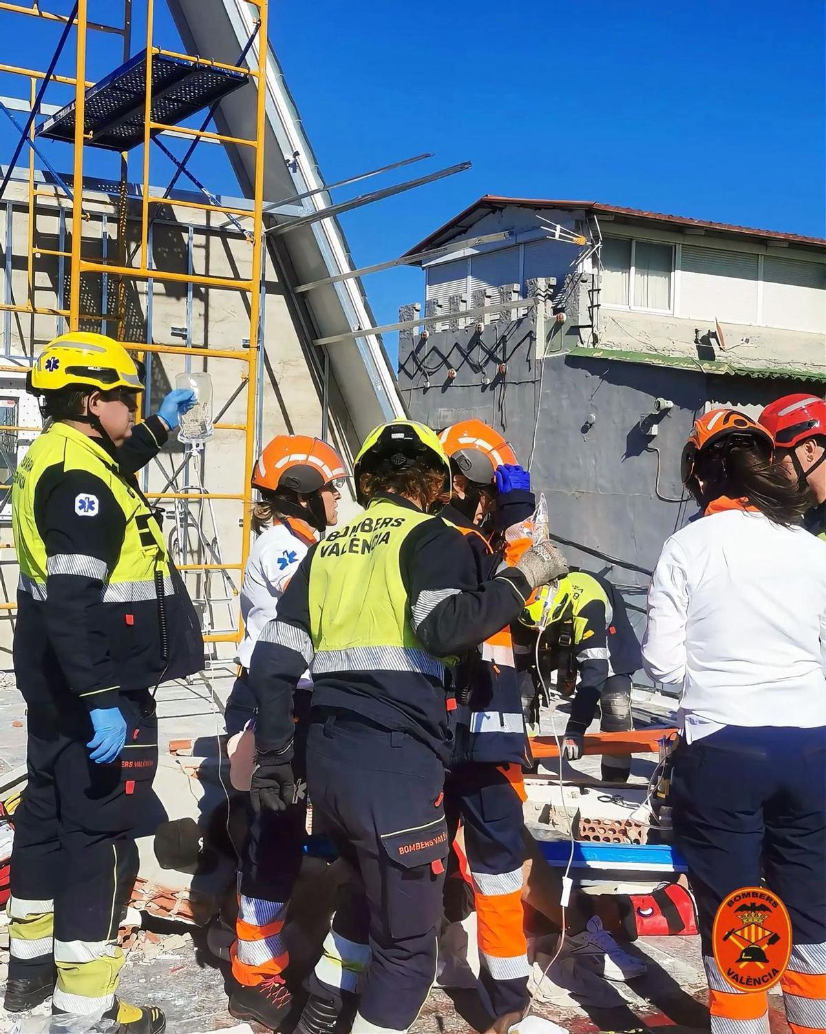 Los servicios sanitarios atienden a los heridos.