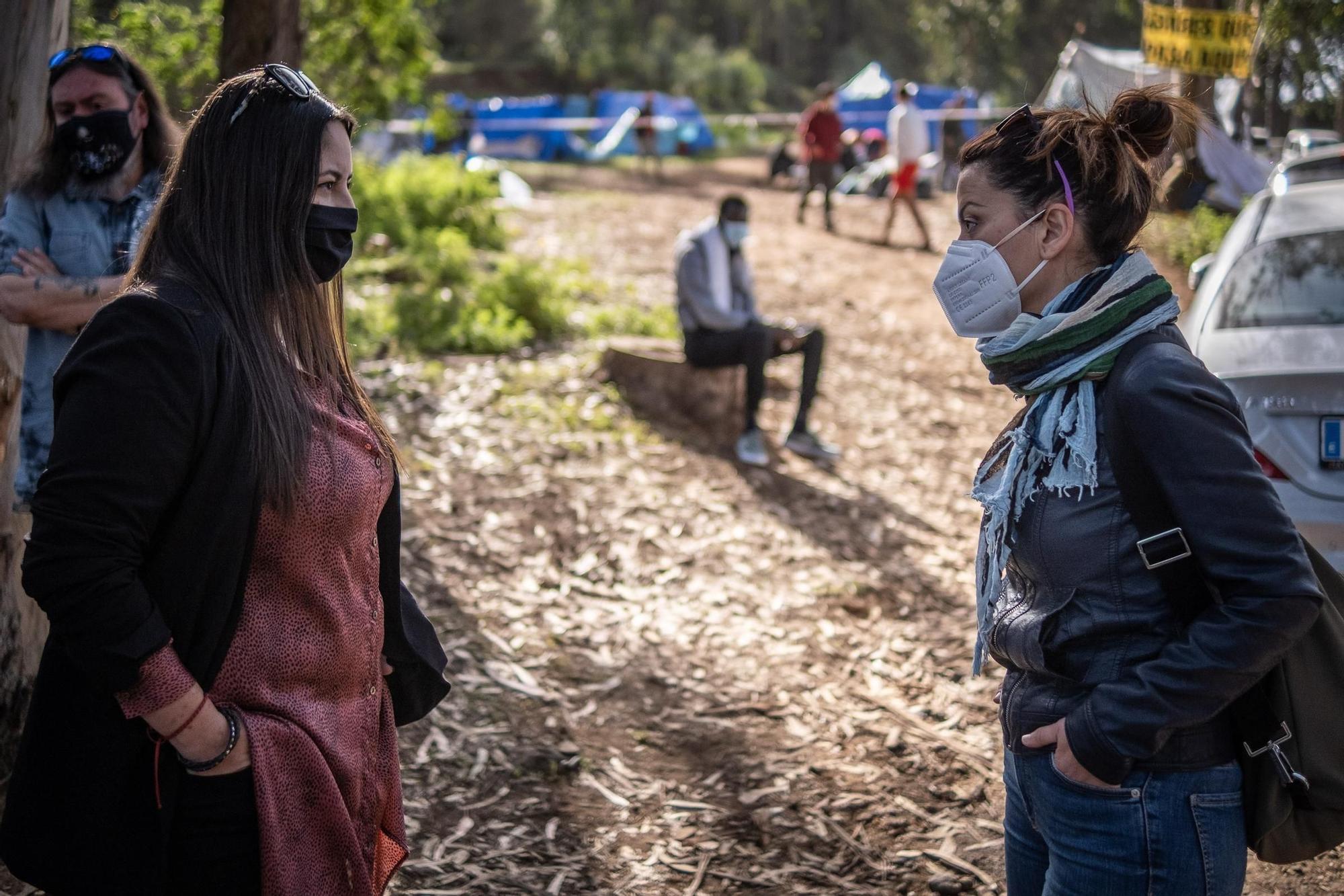 Visita de la eurodiputada Sira Rego al campamento de Las Raíces.