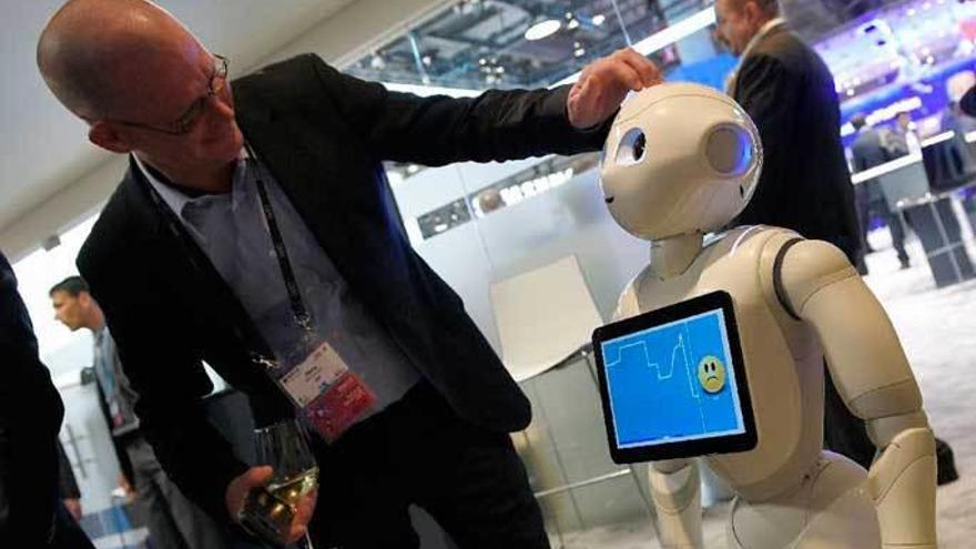 El robot &quot;Pepper&quot;, en el congreso de móviles de Barcelona.