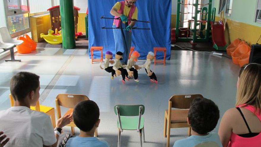Unos niños participan en actividades en el hospital.