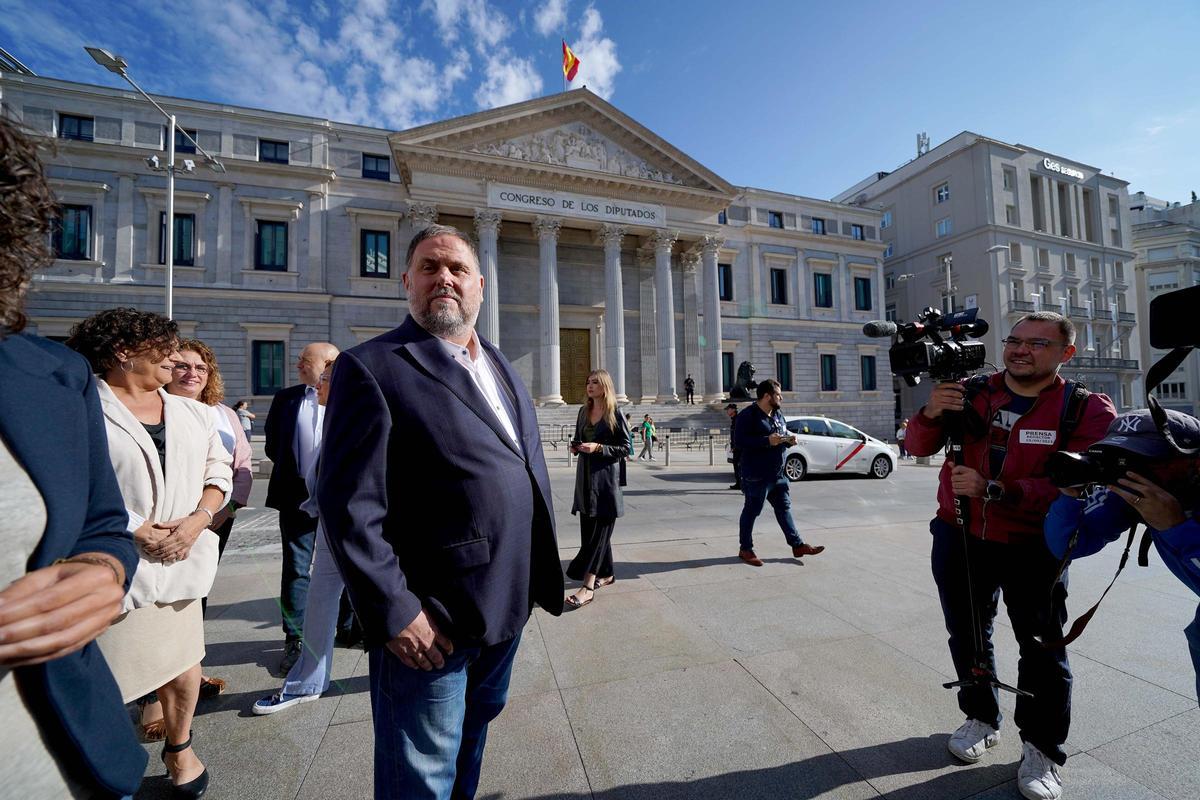 Oriol Junqueras junto a componentes del grupo parlamentario de ERC esta mañana en la puerta del Congreso de los Diputados . Oriol Junqueras junto a componentes del grupo parlamentario de ERC esta mañana en la puerta del Congreso de los Diputados .