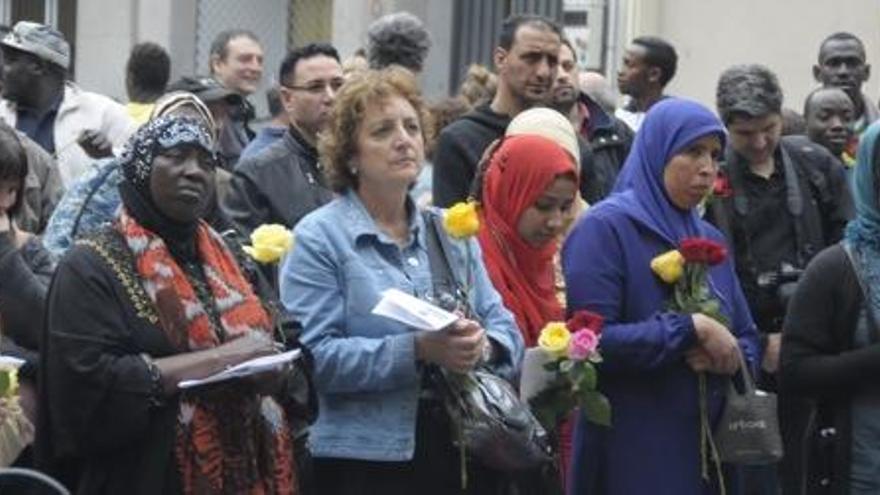 Acte en record dels morts al Mediterrani que es fa fer divendres al vespre a la plaça Major.