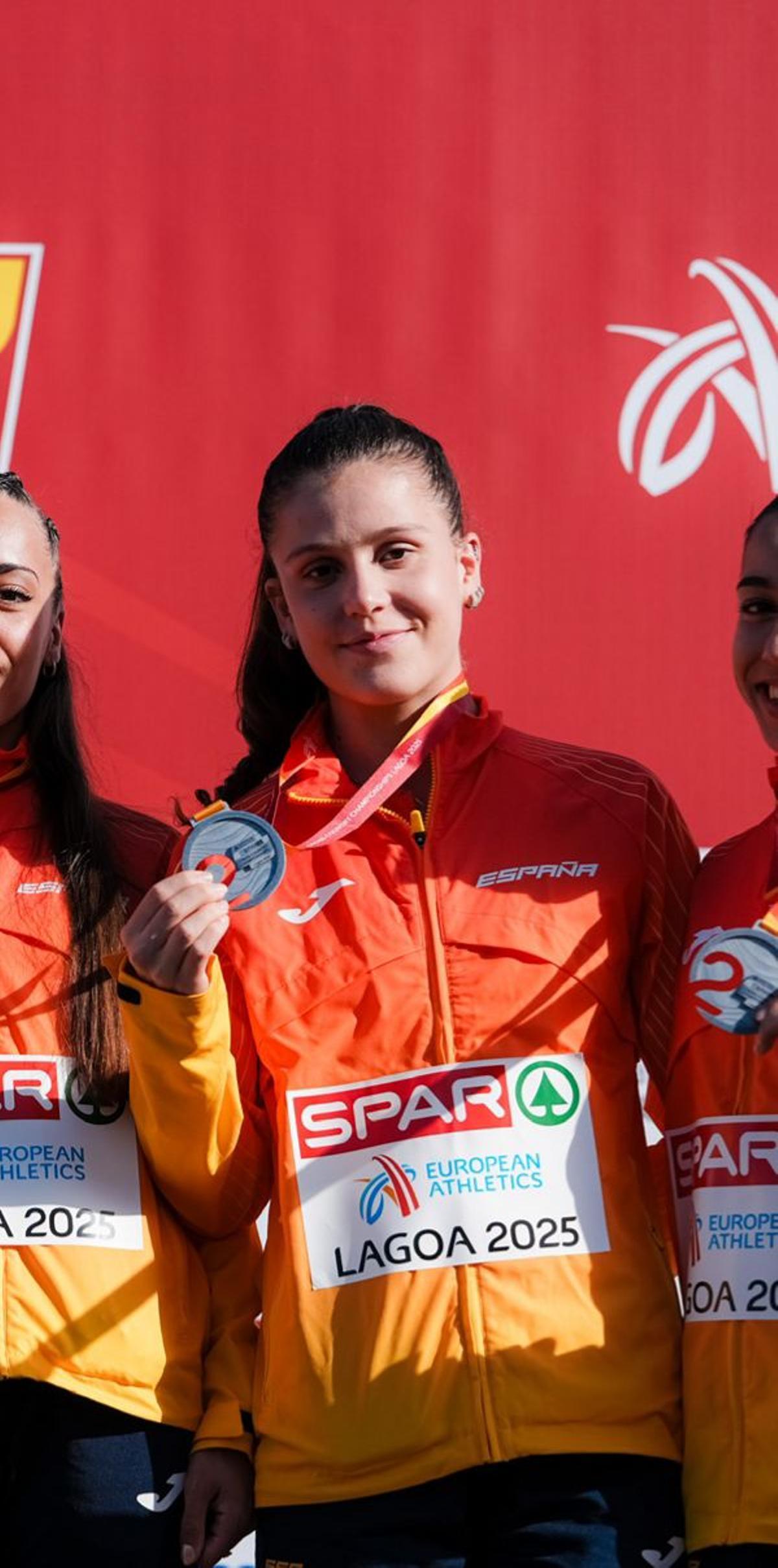 Mara Rolli Grau, con la medalla de subcampeona de Europa de Campo a través