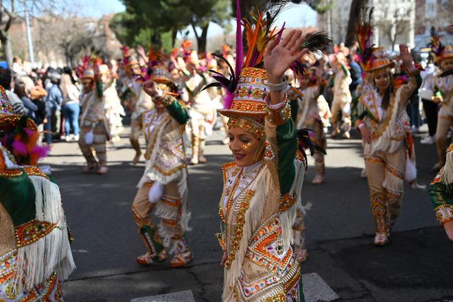 Murgas y comparsas derrochan talento, vistosidad y alegría en el Carnaval de Badajoz