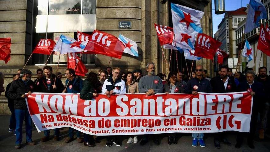 Trabajadores en una concentración de protesta contra el ERE del Santander, en A Coruña.