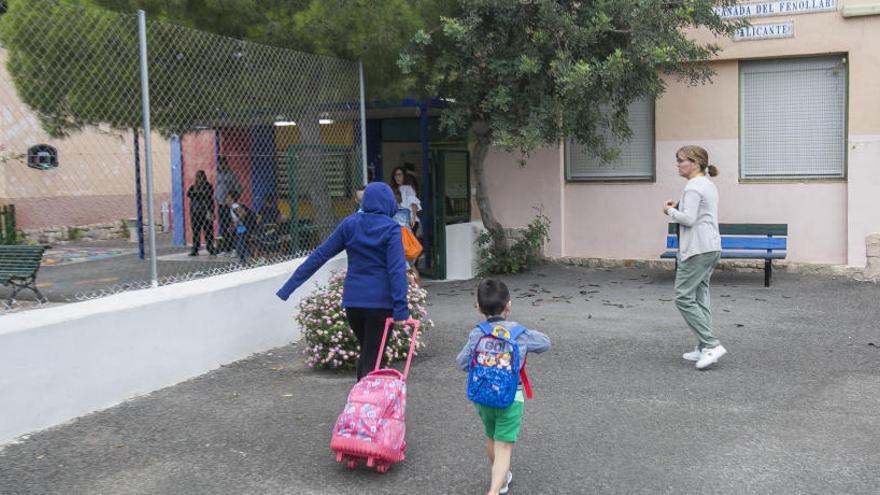 Acceso al centro de los pocos alumnos que hoy han ido a clase