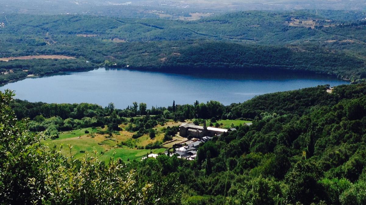 LAGO DE SANABRIA MONASTERIO DE SAN MARTIN DE CASTAÑEDA