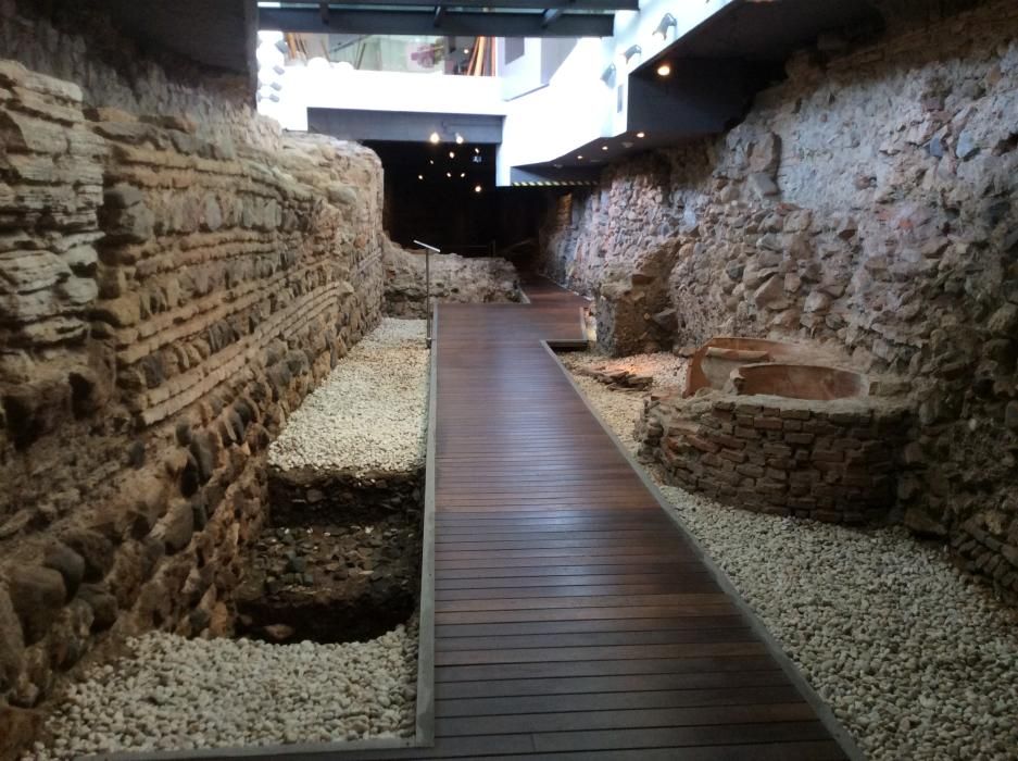 La muralla fenicia, las tenerías islámicas o las piletas de salazones romanas son algunos de los vestigios que se conservan en el interior de algunos de los edificios más céntricos de Málaga