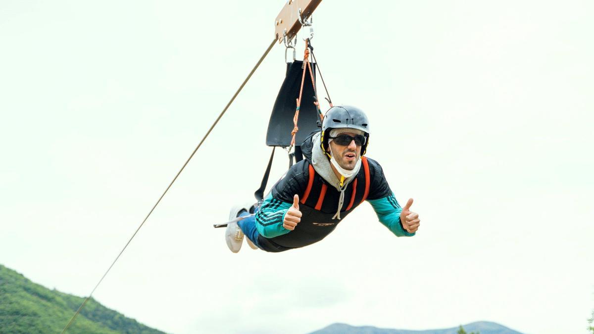 Un paracaidista profesional lanzándose por la Tirolina de Ordesa Pirineo
