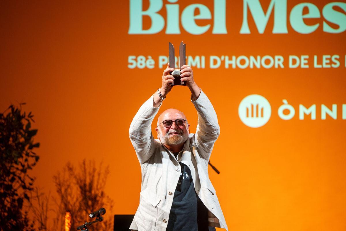 Biel Mesquida durante la entrega del Premi d'Honor de les Lletres Catalanes Biel Mesquida durante la entrega del Premi d'Honor de les Lletres Catalanes