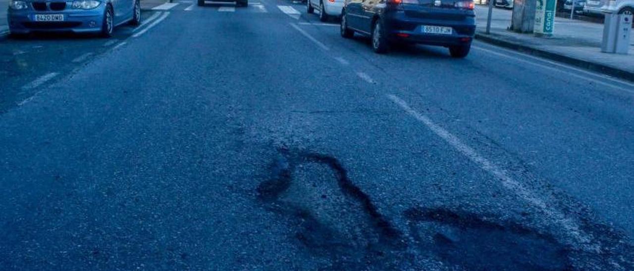 Dos socavones en la avenida de As Carolinas (Vilagarcía), este fin de semana. |   // IÑAKI ABELLA