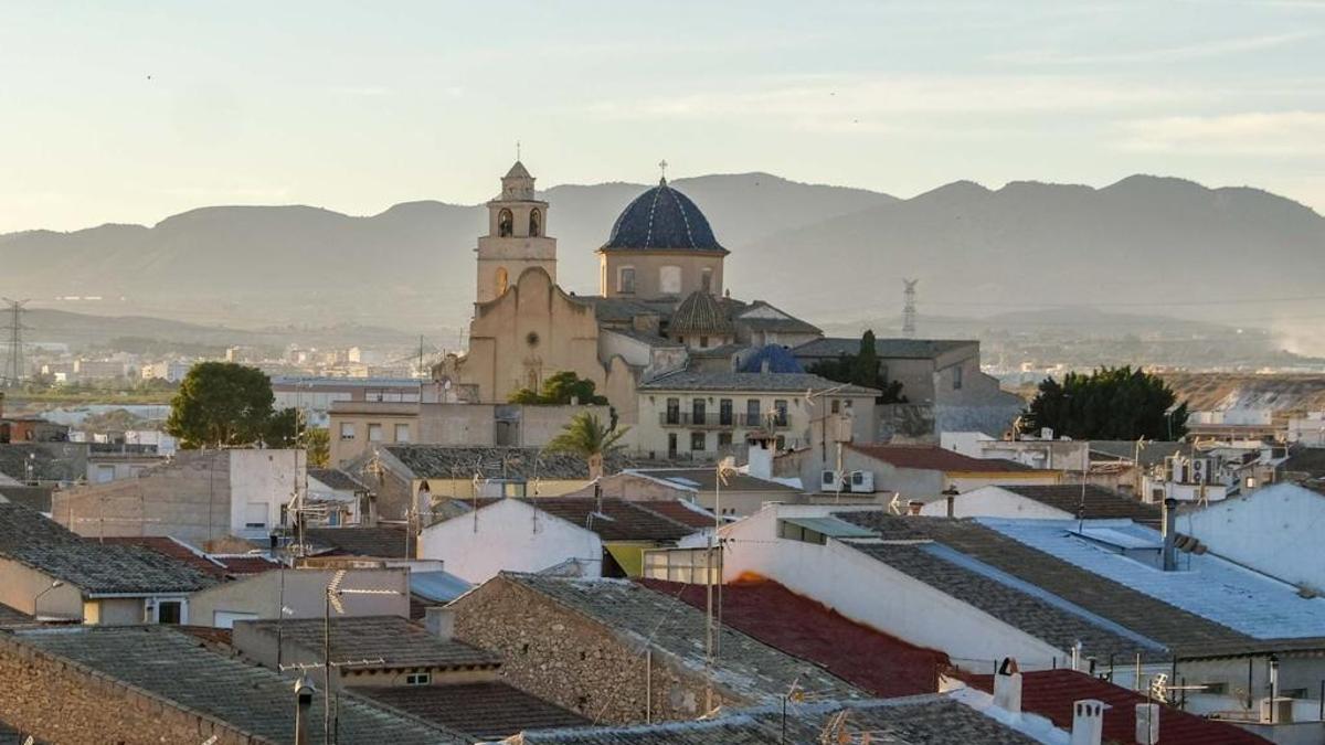 La iglesia de Monforte del Cid se encuentra ubicada en el denominado &quot;cerro del castillico&quot;