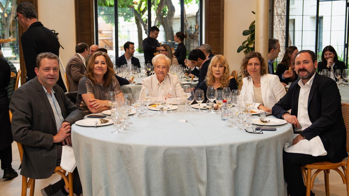 Parte de la familia Gandía durante la presentación de los nuevos vinos.