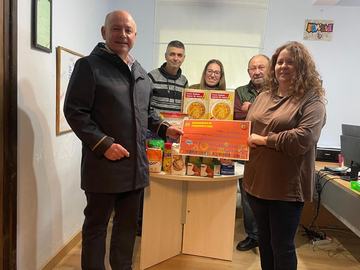El alcalde de Peñamellera Baja, José Manuel Fernández, durante la entrega a El Patiu delm cheque y material escolar.