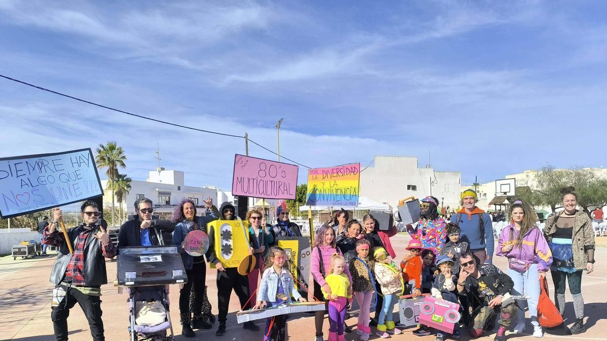 'Los 80's multicultural' ganó el primer premio de la categoría comparsas.
