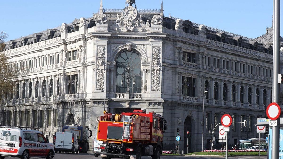 Un camión de bomberos pasa ante la sede del Banco de España en Madrid.