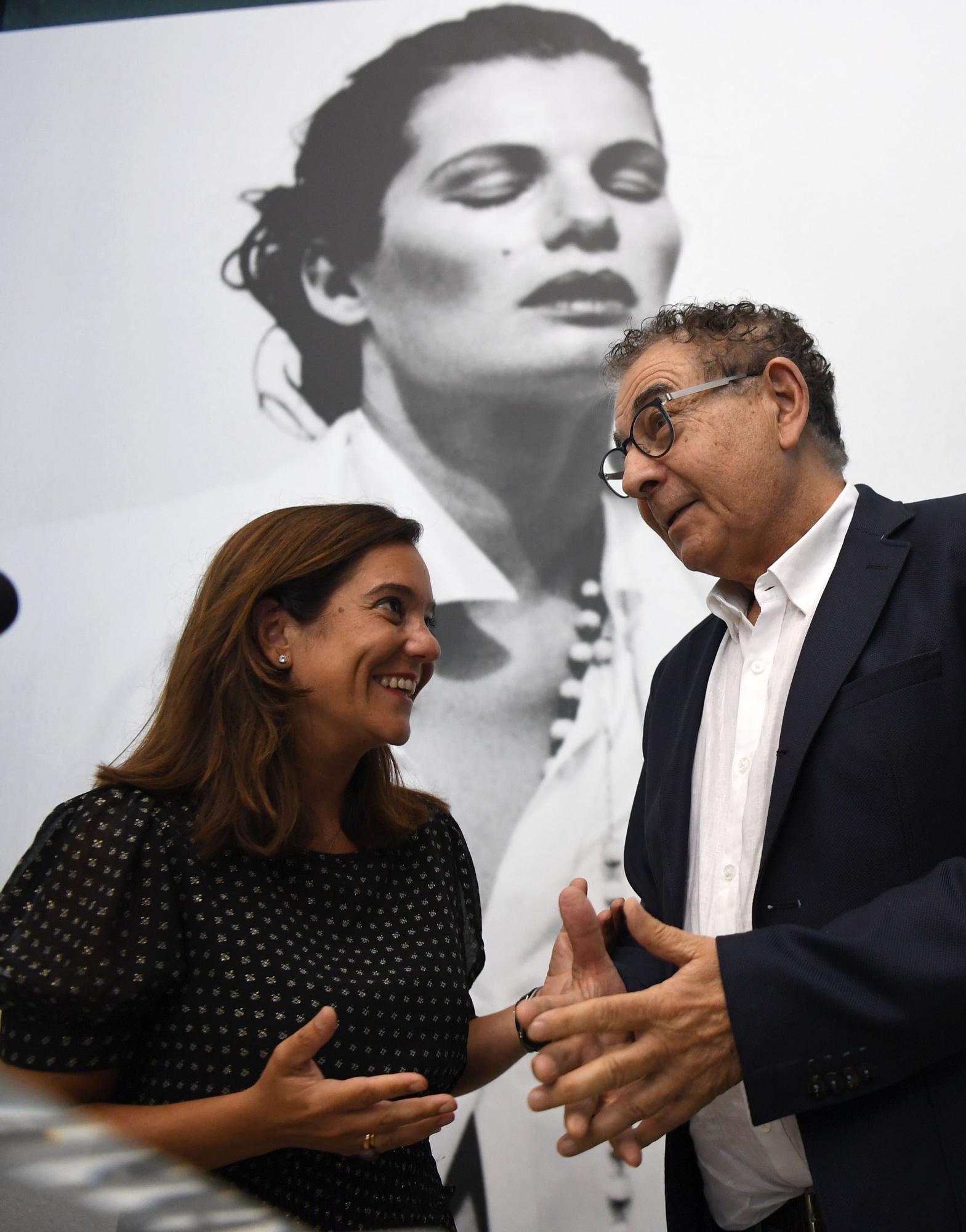 Roberto Verino reivindica a las mujeres en la inauguración de su exposición en la Fundación Luis Seoane