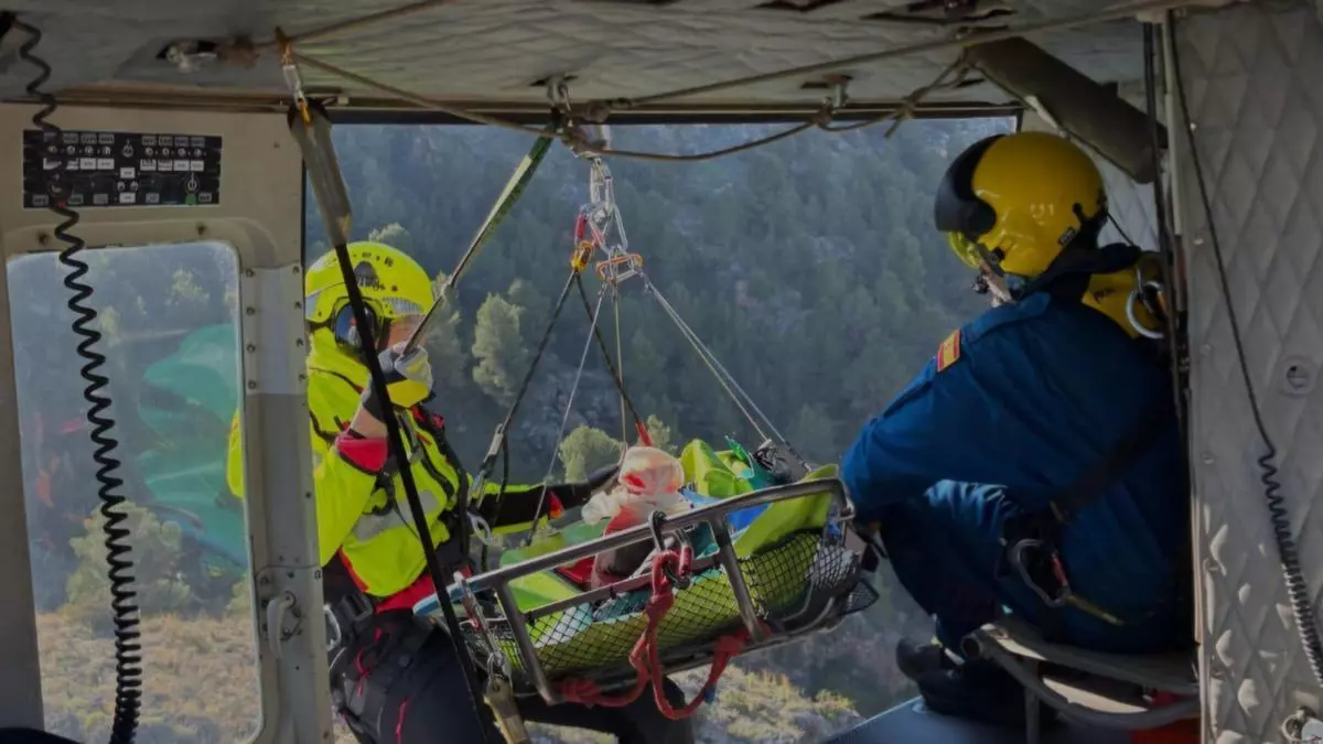 Un helicóptero de emergencias de la Región de Murcia rescata a un senderista herido