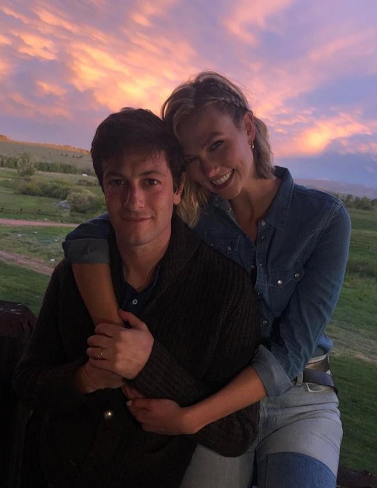 Karlie Kloss y Joshua Kushner con looks country