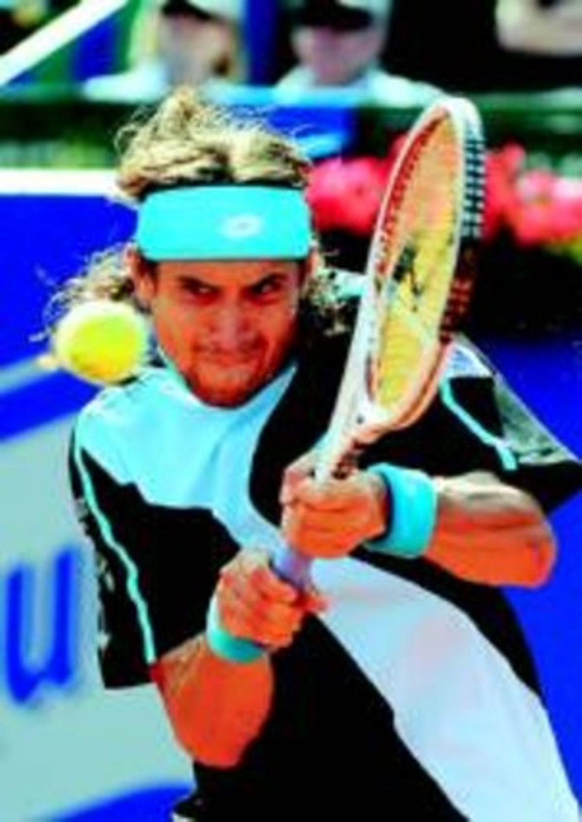David Ferrer connecta un revés, ahir a Barcelona. David Ferrer connecta un revés, ahir a Barcelona.