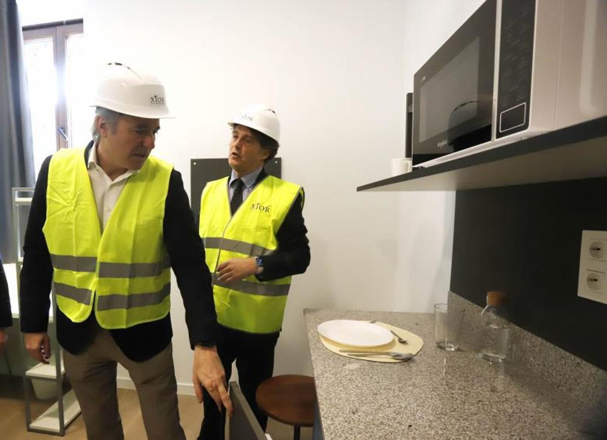 El alcalde de Zaragoza, Jorge Azcón, visitó ayer la futura residencia de Pontoneros.  | ANDREEA VORNICU