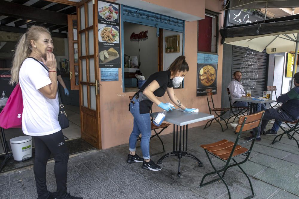 Coronavirus en Mallorca: Gran ocupación de terrazas y poca actividad en los comercios