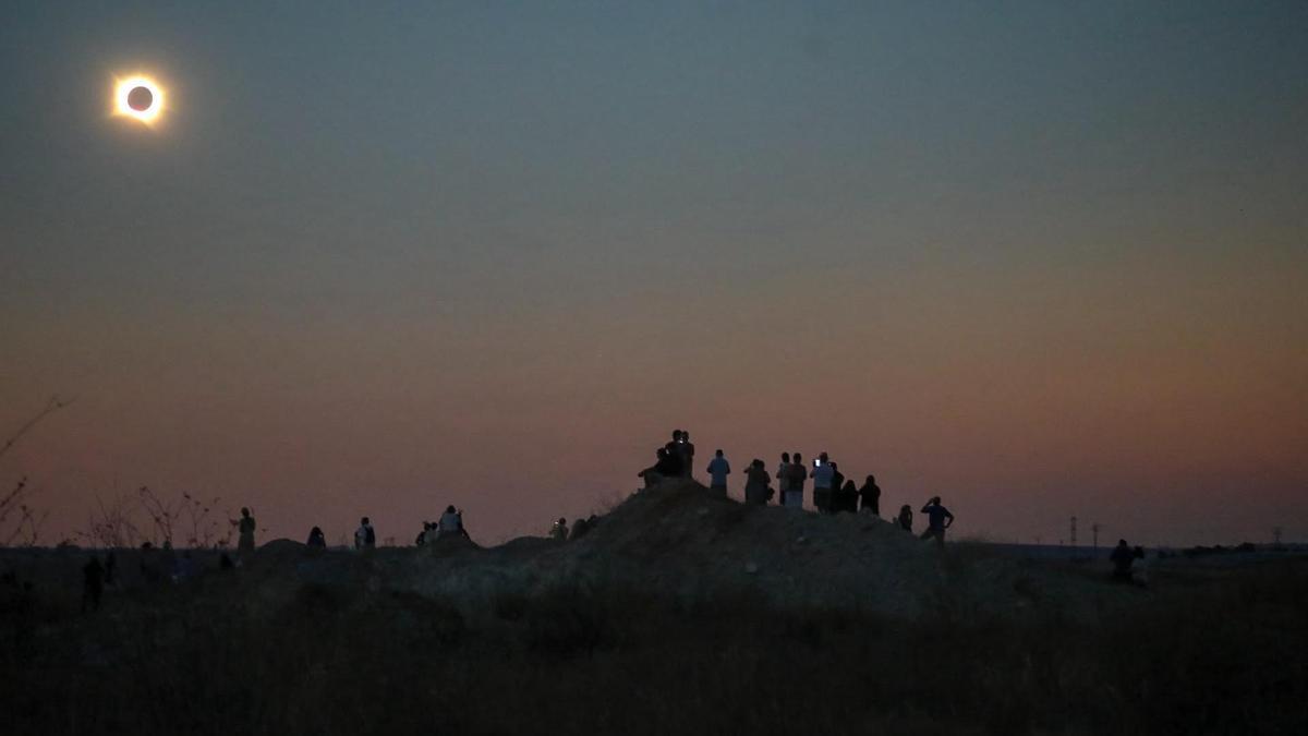 GALERÍA | Anochece por adelantado en Zamora: las mejores fotos del eclipse de el alto del polígono de La Hiniesta