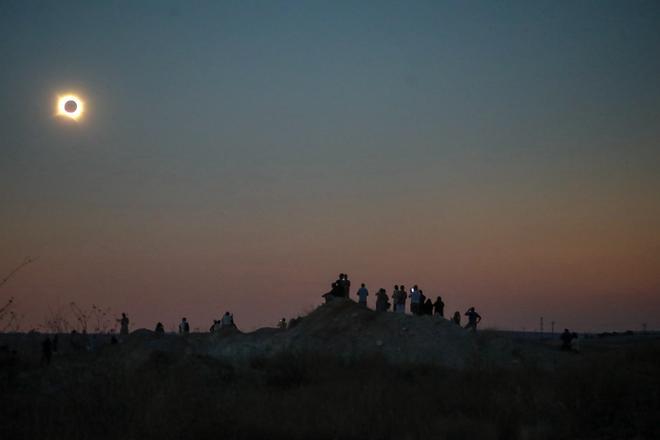 GALERÍA | Anochece por adelantado en Zamora: las mejores fotos del eclipse de el alto del polígono de La Hiniesta