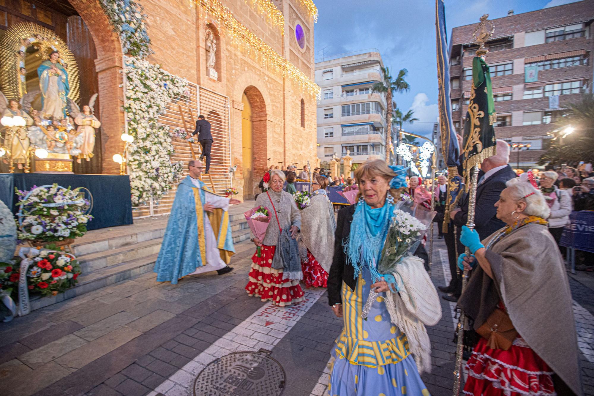 Más de 70 entidades y asociaciones participan en la multitudinaria ofrenda a la patrona que vistió de flores la fachada de iglesia de la Inmaculada Concepción