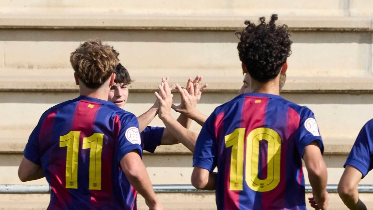 Byron Mendoza celebra un gol contra el Olot