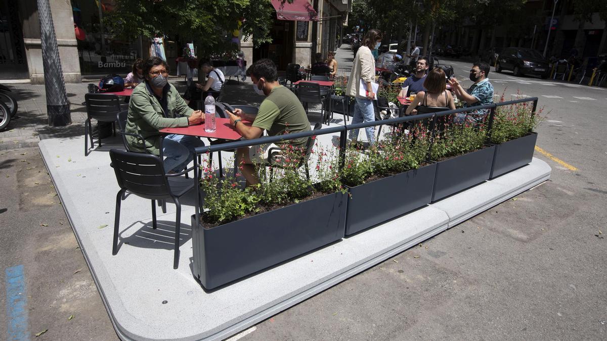 Plataforma para las terrazas en calzada de Escofet, en Tamarit, 111, donde está el restaurante Vinòdrom.