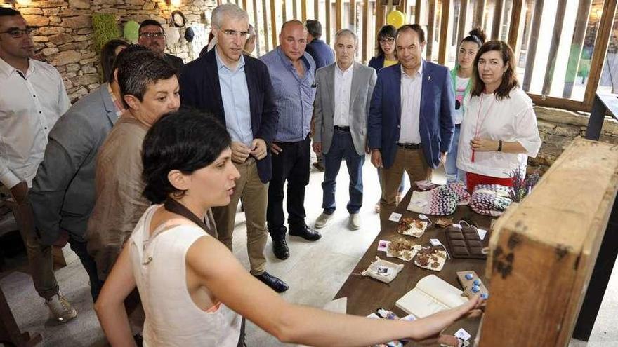 Francisco Conde, ayer en Agolada en compañía de políticos locales, visita un expositor de la muestra. // Bernabé/Javier Lalín