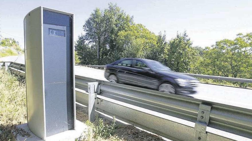 Cabina de radar en una carretera de Ourense. // Jesús Regal