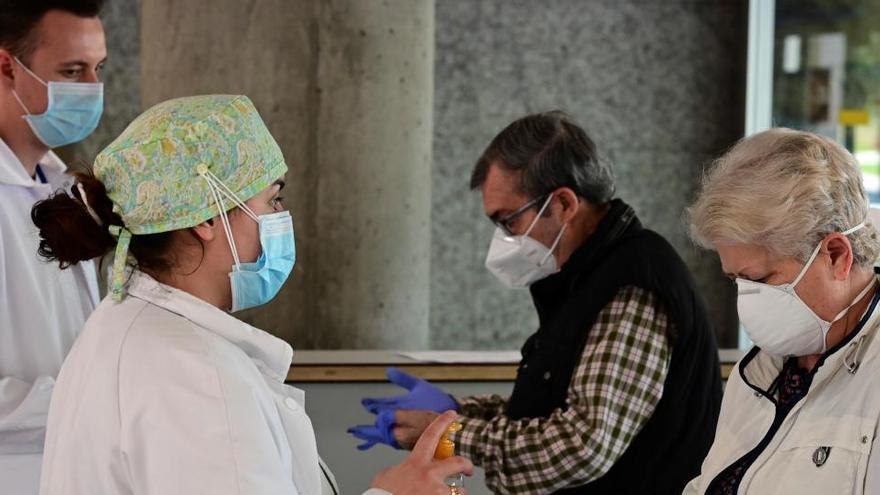 Sanitarios toman la temperatura en el Hospital de Alcorcón.