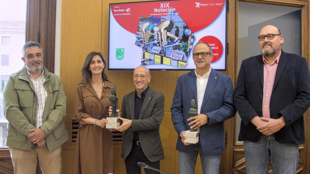 Presentación del trofeo en el Ayuntamiento de Zaragoza