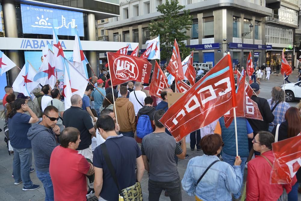 Trabajadores de Comfica,  empresa que presta el servicio de soporte telefónico de R para la provincia de A Coruña, se concentran para protestar contra la deslocalización de los puestos de trabajo.