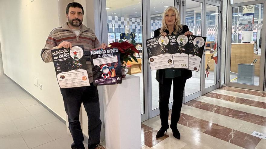 Antonio Díaz,  técnico de la Oficina Joven de Siero, ayer, con la edil Aurora Cienfuegos, durante la presentación del programa navideño en distintas localidades. | A. S.