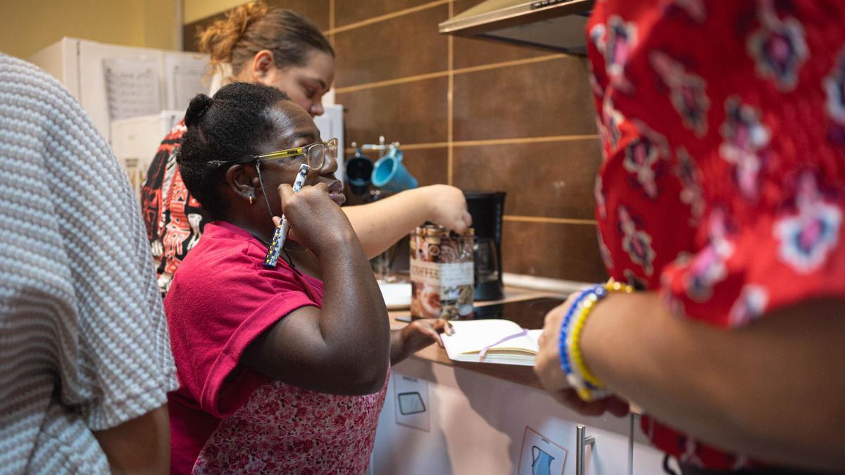 Una joven con discapacidad en las instalaciones de la Fundación ALDIS, en Ofra.