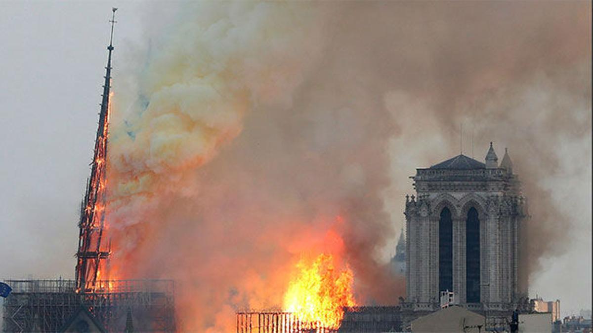 El momento de la caída en llamas de la histórica aguja de Notre Dame