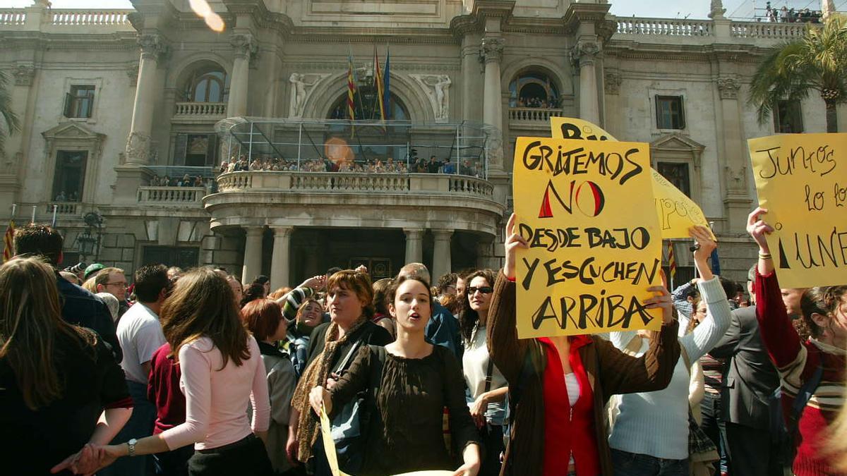 Varias personas protestan durante una mascletà contra la guerra de Irak.