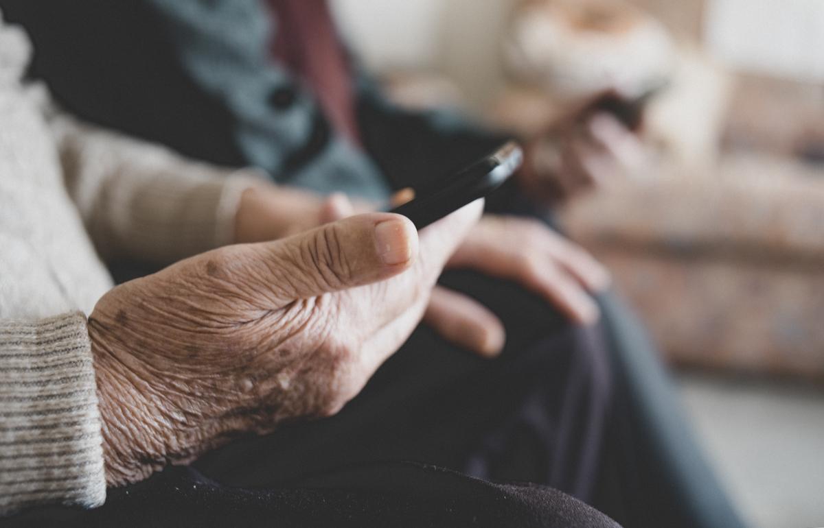 Una mujer mayor sujeta un teléfono móvil, en una imagen de archivo.